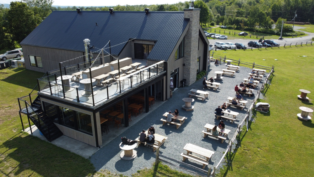 L’Association des microbrasseries du Québec (AMBQ) a profité de la Semaine des bières de micro du Québec (du 17 au 26 avril) pour lancer deux nouvelles initiatives. lanouvelle.net/actualites/du-…
