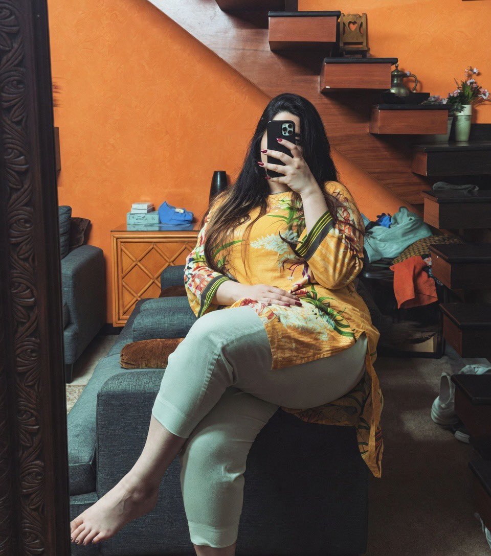 ra4061978's tweet photo. کس کس کی ایسی بیوی ہے؟🥵🥵🍑🍑#thicc https://t.co/sKH85S5tQI