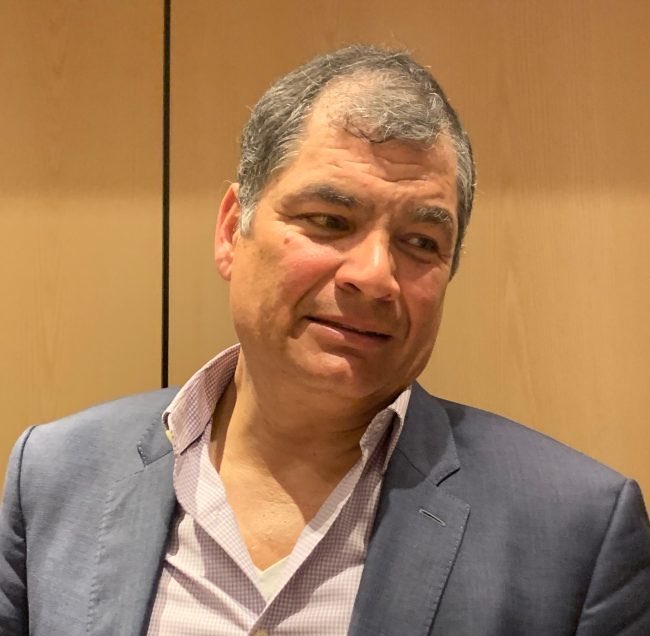 Abdalá Bucaram arremete contra el prófugo Rafael Correa y lo destroza llamándolo narcisista e ignorante, y exigiéndole que dé la cara por los casos de Gavela y Valdivieso.

Pelea de ancianos entre El loco que ama vs El Loco que odia