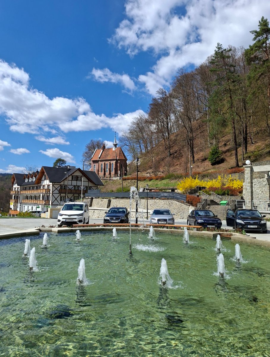 jurajczyk's tweet photo. Uzdrowisko #Cechini #ŻegiestówZdrój nad rzeką #Poprad-mekką wędkarzy i kajakarzy,to jedno z wyjątkowych miejsc na mapie nie tylko #Sądecczyzna. Do tego w pobliżu #Muszyna,#Krynica, cerkwie, zamki...Górskie powietrze, zdrowe szczawy i piękne widoki pozwalają nabrać sił i odpocząć. https://t.co/dVRSDdNBtz