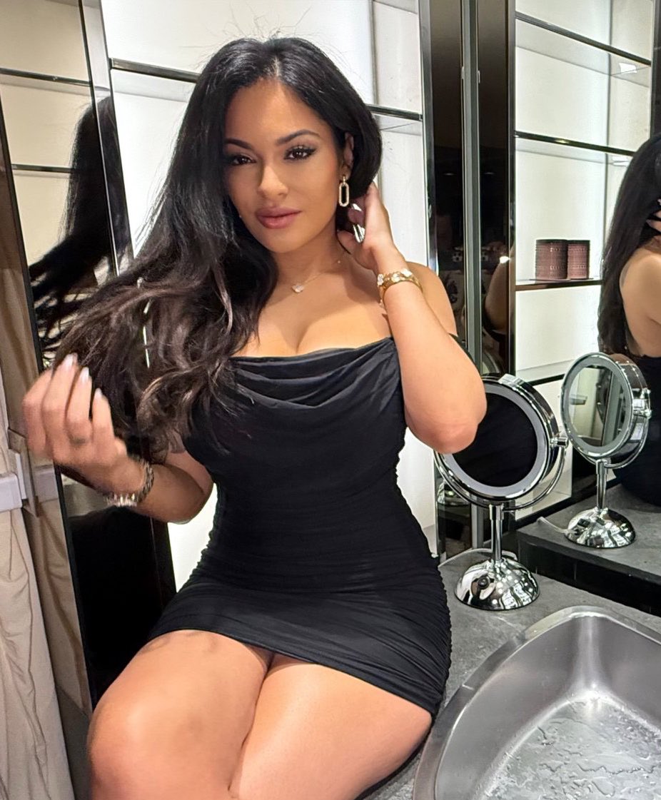 C_Note_KY's tweet photo. It’s Fantastic Female Friday and you will find it very difficult to find a woman more wonderful than @Theninaskye 😍
💚Elegant
💛Exotic
💙Exquisite
#LBD #BrazilianBombshell https://t.co/ZhDUzjNKBY