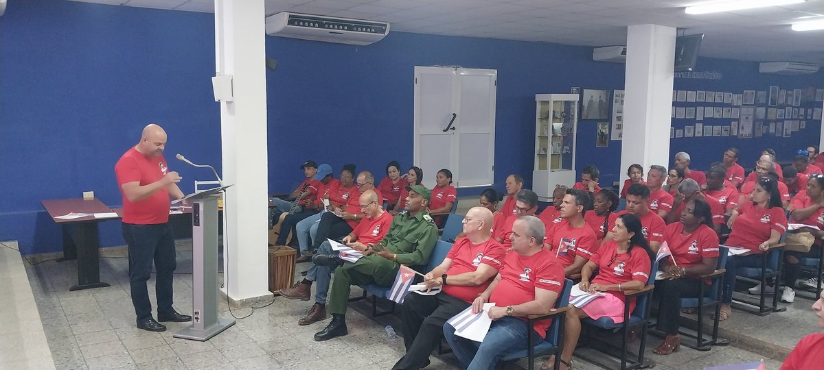 YamiCabrera789's tweet photo. @Colina_CTCuba intercambia con los #Trabajadores de la Empresa de la Industria Electronica.  #LaPatriaSeDefiende, es la definicion de los cubanos que amamos a nuestra Patria.  #CtcLaHabana @AerovaraderoSA @AlfredoVzquezP @AsambleaCuba https://t.co/WYQJGYgfgu
