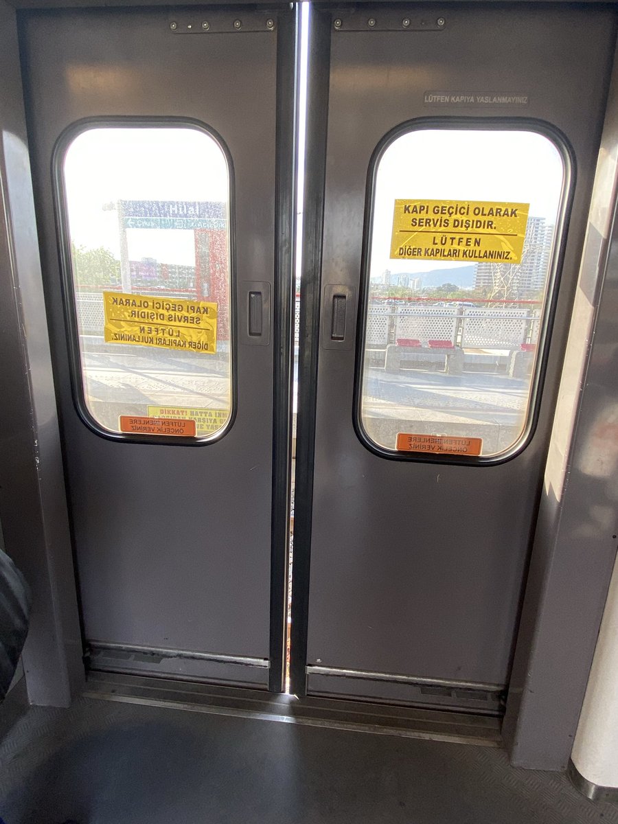 kenanyeil1's tweet photo. İzmir metrosunda, arızalı kapı açık bir şekilde hizmet veriyor. Bu vagon tamir edilmeden hizmet vermesi büyük skandal. Her an bir kaza olabilir ve yolcular zarar görebilir @izmirbld @drcemiltugay yolcuları uyardım ve o bölgeyi boşalttılar. Görevinizi lütfen yapın https://t.co/n9AY7SFXC0