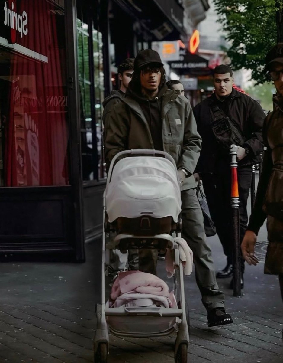 Nova foto do NBA YoungBoy com o seu bebê recém nascido em Paris. 💚📸
