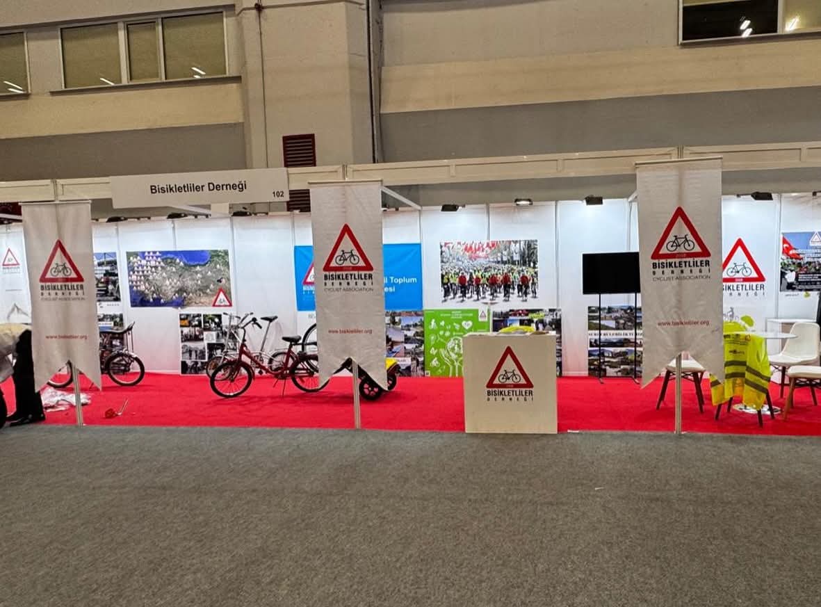 bisikletli's tweet photo. #EuroBikeIstanbul Fuarında Sanayi bakanı Fatih Kacır dernek standını ziyaret etti. Gençliğinde severek kullandığı klasik bir bisiklet ile fotoğrafı çekildi. https://t.co/HcJ7Fsffi2