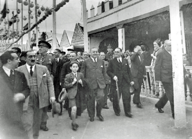 ☑️La Feria de Sevilla en 1936: se cumplen noventa años de la última feria republicana. Diego Martínez Barrio, entonces presidente interino, pasea por el recinto junto al alcalde de Sevilla, Horacio Hermoso.📷 Josep Maria Sagarra ℹ️ Memoria Digital de Cataluña <a href="/gencat/">Generalitat de Catalunya</a>