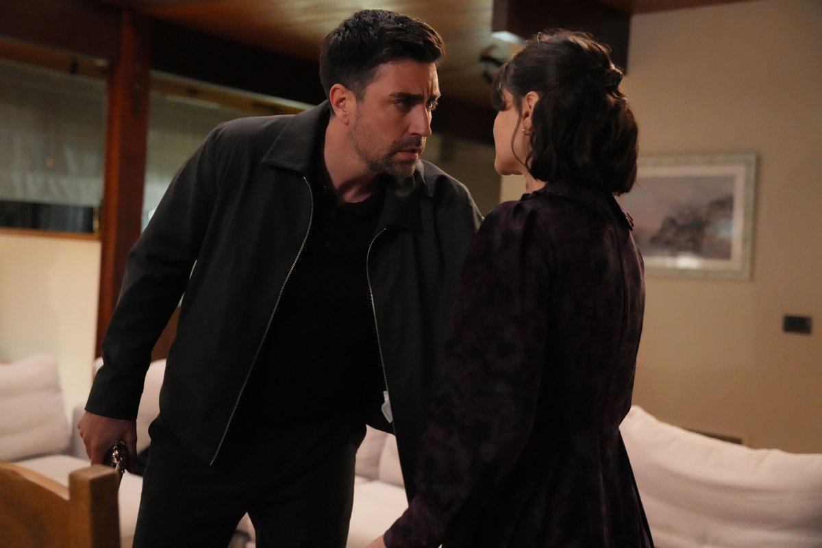 TvDunyasii's tweet image. #Çirkin 5. Bölüm Özeti ve Kareleri:

Ferhat’ın yaptığı hamle Kadir’i zor durumda bırakırken, Cennet’ten gelen tepkiyle birlikte Kadir iyice köşeye sıkışır. Meryem, Ferhat’ın geçmişindeki en derin yaralara dokunurken; Ferhat ise kaçırdığı Meryem’in masumiyeti karşısında