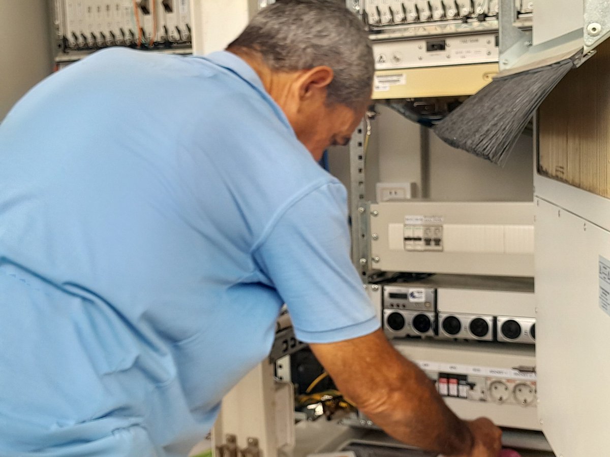 emimundo's tweet photo. ⚡🌞 #Etecsa instala paneles solares en gabinetes de telefonía fija de repartos Revolución y Primero de Enero, en #Mayarí.
☎️ La tecnología asegura continuidad del servicio durante el día y ofrece respaldo de hasta 5 horas ante apagones nocturnos. #Holguín #Cuba @AbadDagmar https://t.co/gUW33splsf