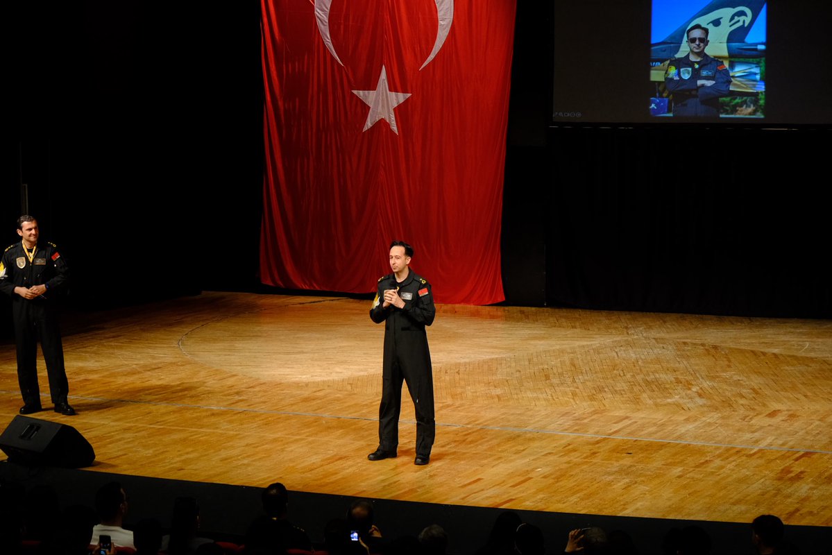 soloturk's tweet image. SOLOTÜRK Gösteri Ekibi 23 Nisan Ulusal Egemenlik ve Çocuk Bayramı etkinlikleri kapsamında Antalya Atatürk Kültür Merkezi’nde geleceğimizin teminatı gençlerimizle buluştu. 🇹🇷

#solotürk #soloturk #aviation #23nisan #antalya
@tcsavunma