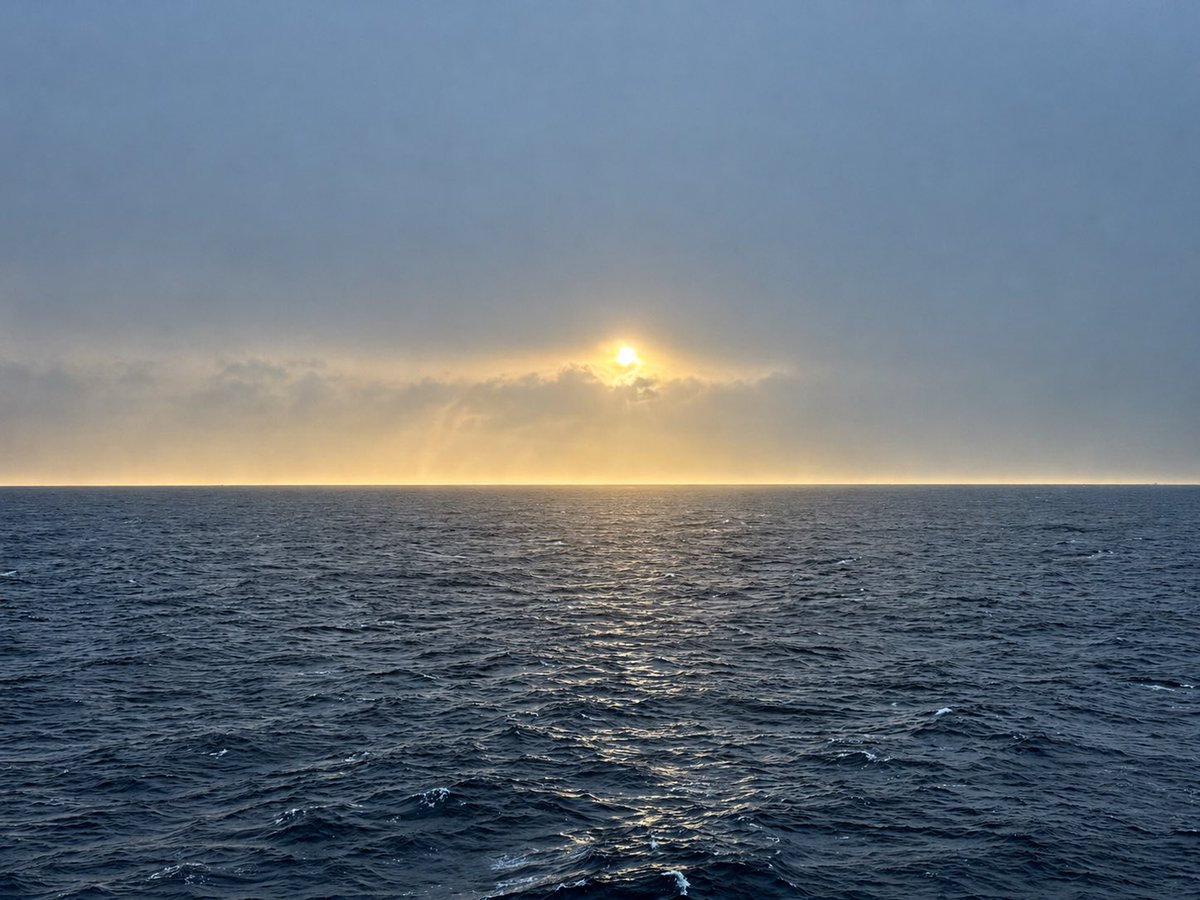 kho_nrw's tweet photo. Nichts bleibt.
Und doch ist alles
für einen Moment vollständig…🪷
#Meer #Horizont #Stille #Weite #Augenblick #Licht #Gedanken #Sehnsucht #Fernweh #achtsamkeit #Arktis https://t.co/26IlA8k7iT