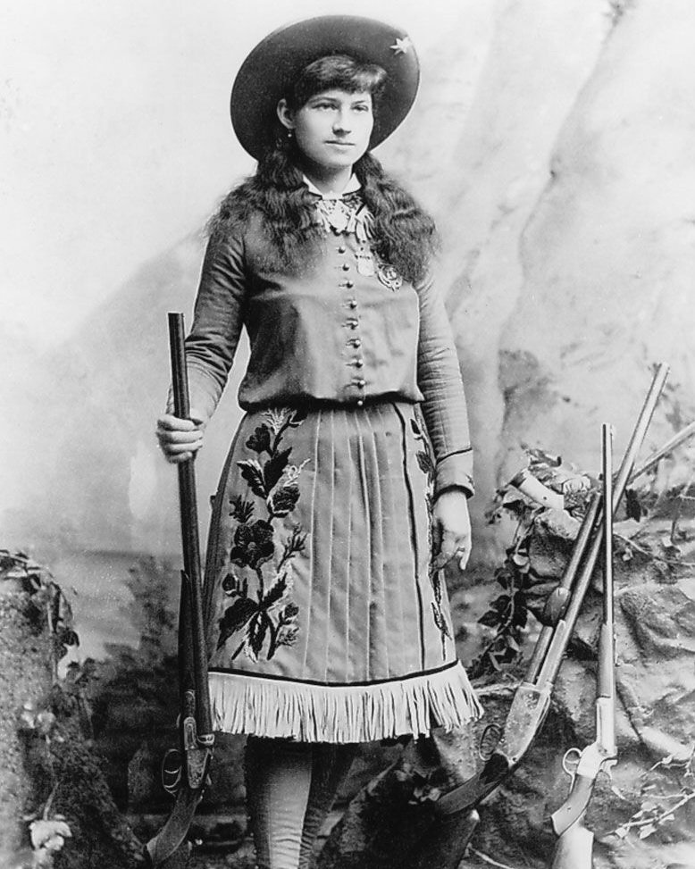 April 24, 1885 – American sharpshooter Annie Oakley is hired by Nate Salsbury to be a part of Buffalo Bill's Wild West... historyandheadlines.com/april-24-1885-… #annieoakley #todayinhistory