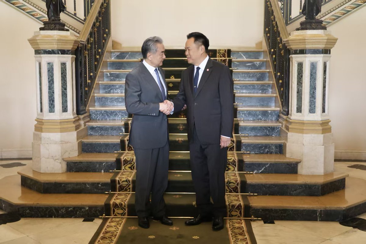 SpoxCHN_LinJian's tweet image. Chinese FM Wang Yi met with Thai Prime Minister Anutin Charnvirakul in Bangkok.

#China is willing to work with #Thailand to carry forward traditional friendship, strengthen strategic coordination, and expand cooperation in new energy, infrastructure construction, agriculture and