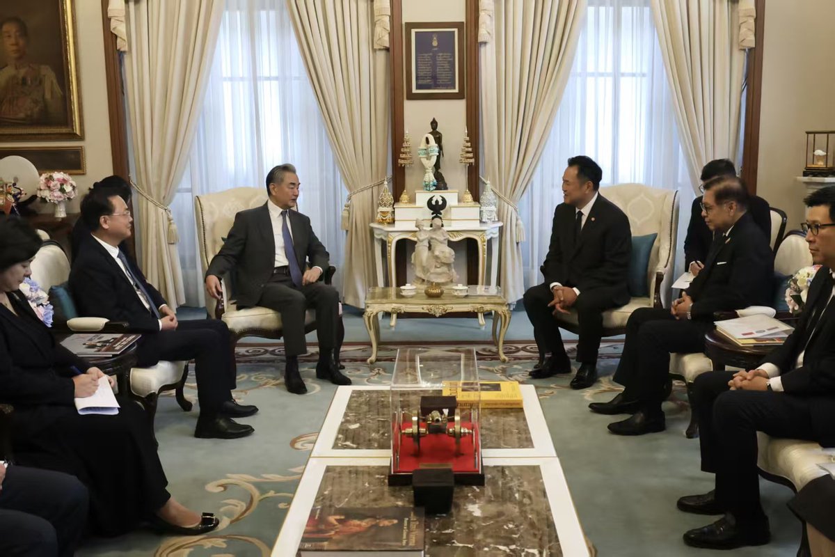 SpoxCHN_LinJian's tweet image. Chinese FM Wang Yi met with Thai Prime Minister Anutin Charnvirakul in Bangkok.

#China is willing to work with #Thailand to carry forward traditional friendship, strengthen strategic coordination, and expand cooperation in new energy, infrastructure construction, agriculture and