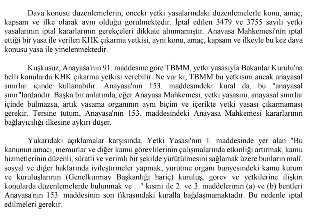 ahmetxaksoz's tweet photo. Değerli Meslektaşlarım, Değerli Dava Arkadaşlarım

Sabah Gazetesi haberi ve diğer gazetecilerin paylaşımları üzerine " Polisler için  “fazla çalışma ücreti” adı altında aylık 6.856 TL aylık sabit ödemenin yeni düzenlemede bunun kaldırılacağı Emniyet Teşkilatında personelleri arasında tartışma konusu olmuştur. Bu ödeme hepinizin bildiği gibi Emniyet Teşkilatı Kanun'un da yer alan Ek 21.madde ödemesidir. Bu maddede her ne kadar içeriğinde fazla çalışma ücreti ifadesi geçse de bu maddenin dayandığı 3911 sayılı yetki kanunu ve 486 sayılı kanun hükmünde kararnamenin 17,18,19 ve Geçici 1.Maddesi ile TAZMİNATTIR. 

3911 Sayılı Yetki Kanunu, 1993 yılında AYM tarafından iptal edilmiş, bu iptal ile birlikte 3911 sayılı yetki kanununa dayanılarak çıkarılan 36 adet KHK 'dan çoğu da iptal edilmiş ve TBMM'de yeniden düzenlenerek (kanunlaşarak) yürürlükte bulunmaktadır. 

Bugün 3911 sayılı yetki kanunu-486 Kanun Hükmünde Kararname-ETK Ek 21.maddenin yürürlükten kaldırılacağı haber olsa da gerçekte ise bunun mümkün olup olmayacağı üzerine bilgilendirme yapmak istedim. 

Anayasamızın 153.maddesine göre AYM kararları kesindir....İptal kararları geriye yürümez. Anayasa Mahkemesi kararları Resmî Gazetede hemen yayımlanır ve yasama, yürütme 
ve yargı organlarını, idare makamlarını, gerçek ve tüzelkişileri bağlar."

Yani 3911 sayılı yetki kanunu iptal edildi diye buna dayanılarak çıkarılan 486 sayılı KHK (ETK Ek 21.madde-6856 tl) aynı metin, içerik olarak düzenlenmesi 153.madde gereği mümkün değildir. Bu kapsamda ETK Ek 21.madde içerik olarak Anayasa'ya uygun hale getirileceğini düşünüyorum. Yani tamamen iptal değil, içeriğinde yazılı oranların, fazla çalışma ücreti ibaresinin iptal edileceğini düşünüyorum. Zira davamızda bu yöndedir. Bu ödemenin Polis için tazminat olduğu Danıştay kararı ile de kesindir. Danıştay kararı ve Anayasa'nın 138.maddesinide diğer paylaşımda anlatacağım. 

3911 sayılı yetki kanunu iptalini ortaya çıkarmamız ve davalarımız ile birlikte kazanan biz olacağız. Müsterih olunuz. 😊😇