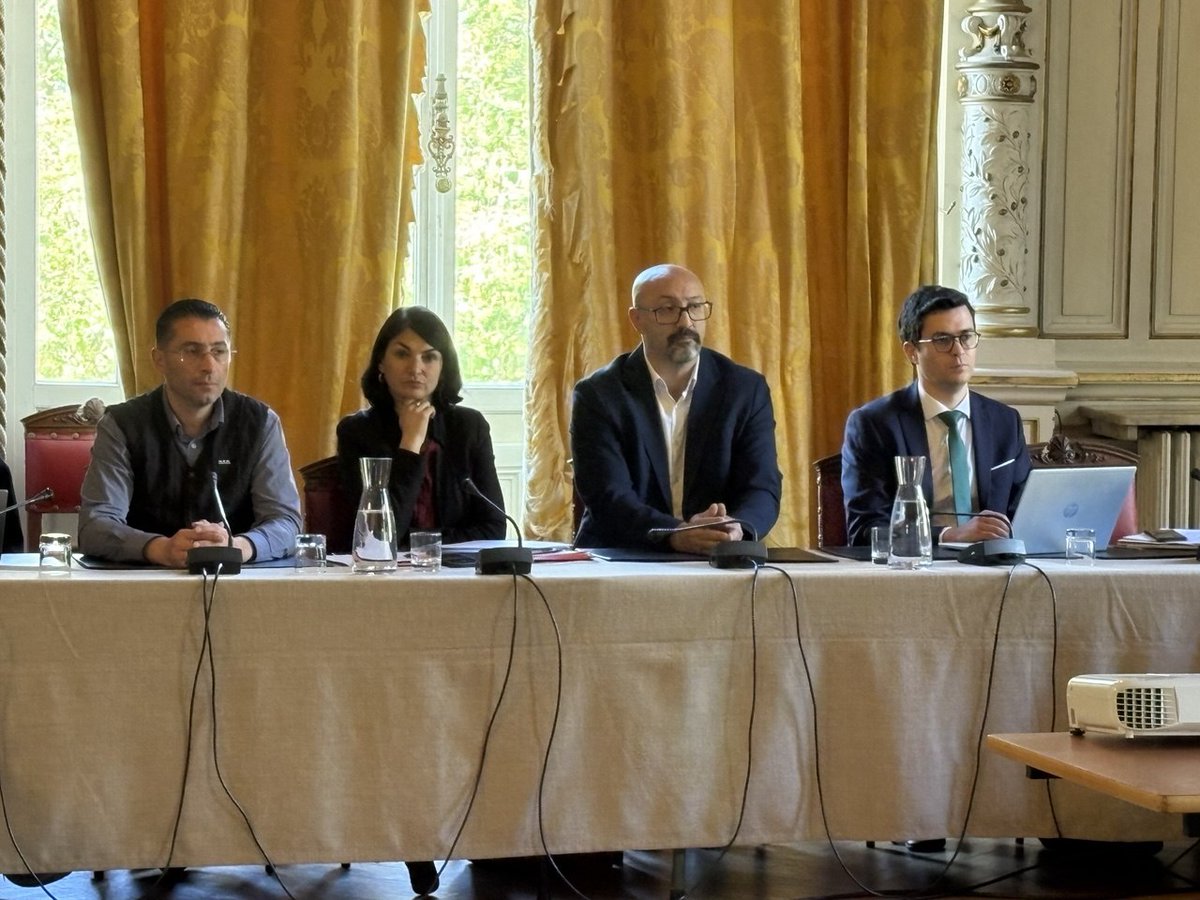 boumertitidir's tweet photo. Ce matin en Préfecture, dans le cadre de la commission d’enquête sur la prédation des capacités productives françaises par les fonds spéculatifs de ma collègue Aurélie Trouvé, nous avons rencontré les syndicats, la direction de l'entreprise de Kem One et des représentants de l'État, aux côtés du Maire de Saint-Fons, Hadi Mebarki. 

Le constat est alarmant : une entreprise industrielle stratégique étranglée par une dette massive et fragilisée par des choix financiers venant d'un fond d'investissement, unique actionnaire propriétaire de l'entreprise. 

Et ce n’est pas un cas isolé. Dans la Vallée de la Chimie, la mise en danger des sites se multiplient. C’est une réaction en chaîne qui menace tout un écosystème industriel.

Derrière ces décisions, ce sont des réalités très concrètes pour Kem One au niveau national :
➡️ 1 300 emplois menacés
➡️ des sites essentiels fragilisés
➡️ un risque pour la sécurité et l’avenir de toute une filière

Et pourtant, Kem One reste viable. Ce qu’il manque, ce ne sont pas des perspectives, mais des investissements et une vision industrielle de long terme.

On ne peut pas laisser des logiques financières à court terme et des actionnaires étrangers démanteler notre industrie, site après site.

L’État doit prendre ses responsabilités. Il y a urgence à agir pour stopper cette spirale et protéger l’emploi, la sécurité et notre souveraineté industrielle.

Derrière Kem One, c’est toute la Vallée de la Chimie qui est en jeu.