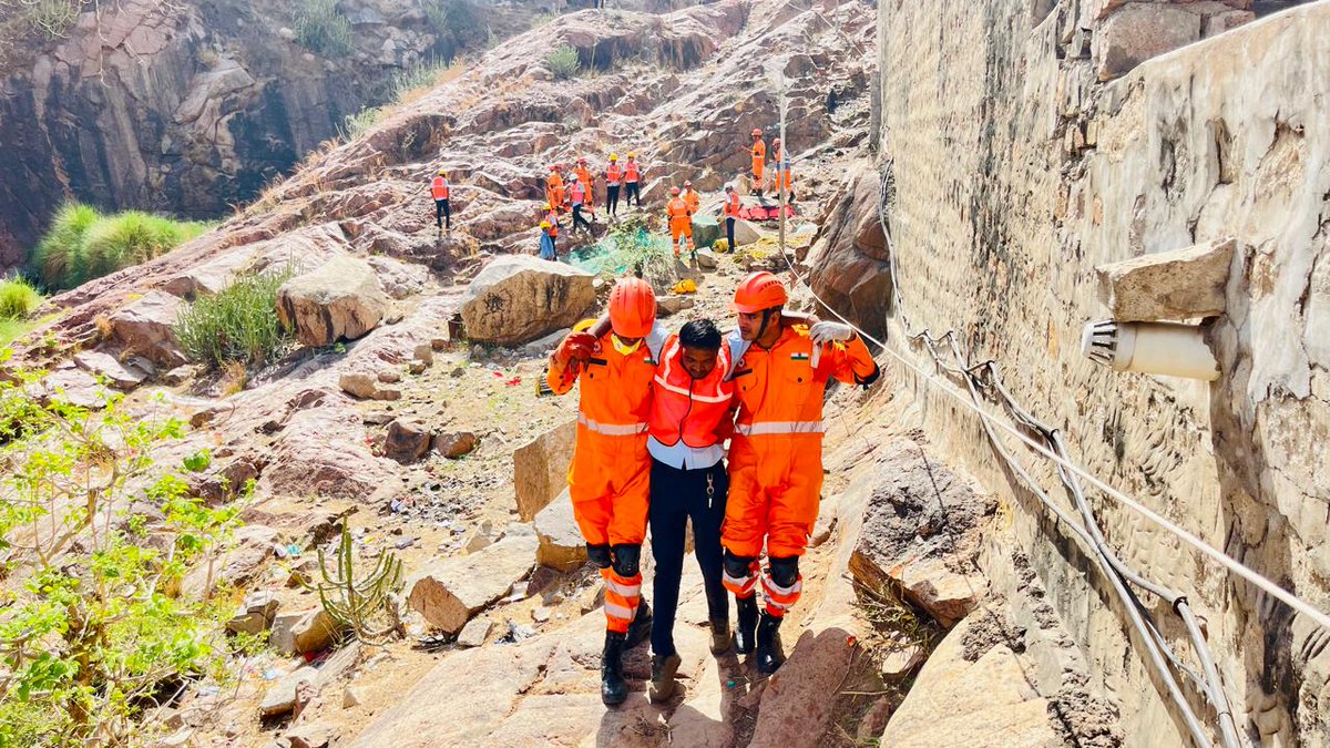 06NDRF's tweet image. #24/04/2026
♦#Team 06 NDRF participated in a Joint mock exercise on “Cable Car Emergencies” along with other stakeholders at Sundha Mata Mandir Rope way in Dist. Jalore, Rajasthan, to enhance rescue preparedness and coordination.
#आपदा_सेवा_सदैव_सर्वत्र
@NDRFHQ
@dm_jalore
@ANI