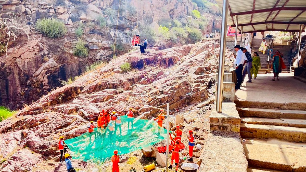 06NDRF's tweet image. #24/04/2026
♦#Team 06 NDRF participated in a Joint mock exercise on “Cable Car Emergencies” along with other stakeholders at Sundha Mata Mandir Rope way in Dist. Jalore, Rajasthan, to enhance rescue preparedness and coordination.
#आपदा_सेवा_सदैव_सर्वत्र
@NDRFHQ
@dm_jalore
@ANI