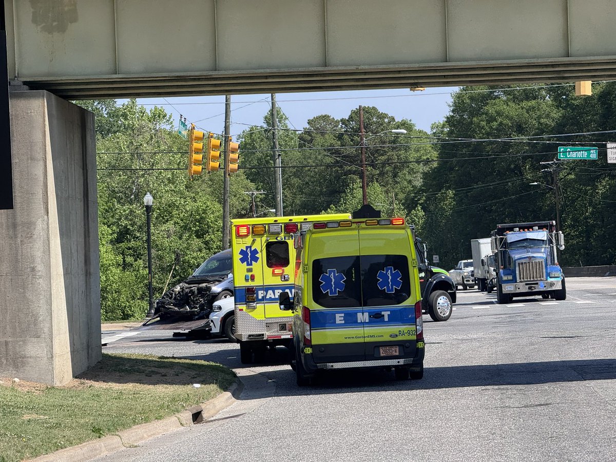 Card1Reports's tweet photo. Multiple units responding to an accident involving at least one car at E. Charlotte Ave. and Highland St. in Mount Holly. Unknown injuries @Queen_City_News @QCNTraffic @BrianFox46 #traffic #accident #mountholly https://t.co/OORfs0LCgb