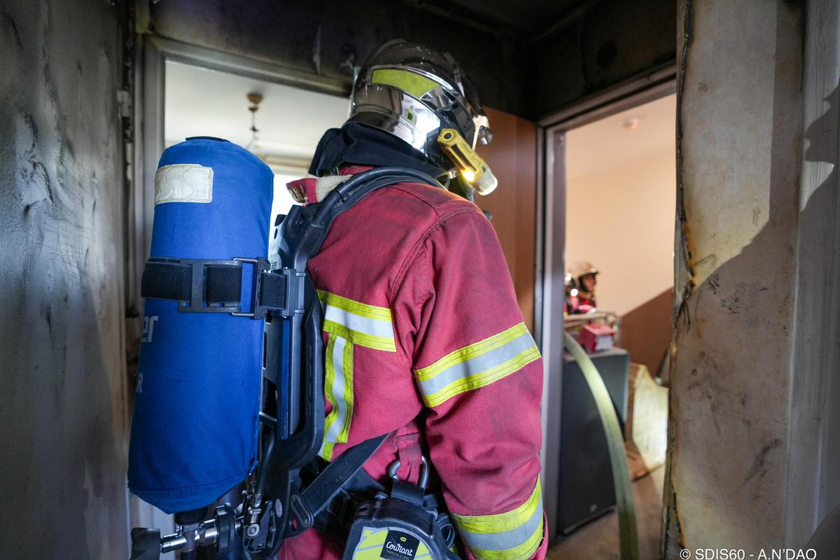 SDIS60's tweet image. #Intervention | Feu de batterie lithium

Ce midi, les #Pompiers60 sont intervenus à #Creil pour un feu de batterie au #Lithium au 4e étage d’un immeuble, qui s’est propagé à un appartement. Le feu a été contenu au moyen d’une lance. Une personne a été transportée à l’hôpital.