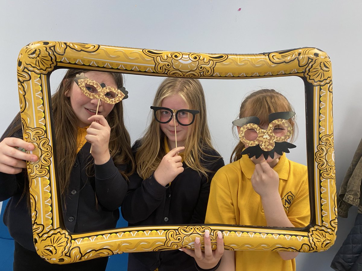 NewStevenstonPr's tweet image. Lots of smiling faces at the ‘Celebration Station’ with Mrs Scott this afternoon. #promotingpositivebehaviour #celebratingsuccess 💙🙌💙