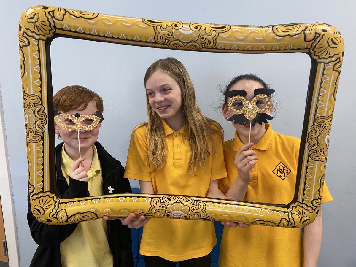NewStevenstonPr's tweet image. Lots of smiling faces at the ‘Celebration Station’ with Mrs Scott this afternoon. #promotingpositivebehaviour #celebratingsuccess 💙🙌💙