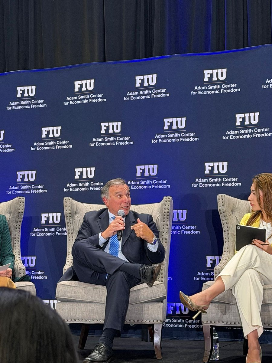alejoumpierrez's tweet photo. ENCUENTRO DE GOBIERNOS SUBNACIONALES EN MIAMI: participamos en la cumbre de Mayor of the America Summit y fuimos panelistas invitados por FLACMA (Federación de Municipios de las Americas), la Universidad Internacional de Florida y el Adam Smith Center for Economic Freedom. Expusimos sobre la necesidad de la realización de la valoración de equilibrios fiscales para el desarrollo, importancia de políticas públicas de infraestructura así como de fuerte políticas sociales para legitimar el sistema. Expusimos la experiencia de Rocha en varios aspectos y él lindo poder hablar de nuestra tierra en el exterior y narrar nuestras experiencias. Tuvimos el inmenso honor de poder hablar largo rato con el exiliado venezolano y candidato Juan Guaidó, con el ex presidente de Colombia Iván Duque, con el representante de CAF Julián Suárez Migliozzi y tuvimos el particular placer de compartir el encuentro con el Presiente del Plenario de Municipios Joaquín Gómez y los alcaldes de Punta del Este Javier Villalba y de Maldonado Damián Tort.