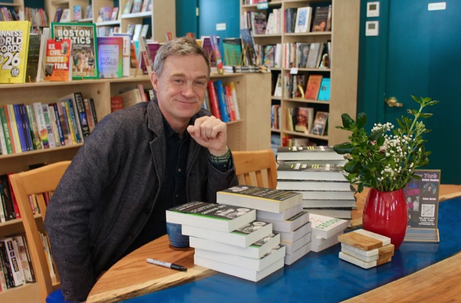 DotNews's tweet image. Patrick Radden Keefe’s best-selling books investigate the Snakehead gang in New York City, explore The Troubles in Northern Ireland, and expose the dangerous criminal underworld in London.
But his own story began right here in #Dorchester. 
dotnews.com/2026/04/24/dor…