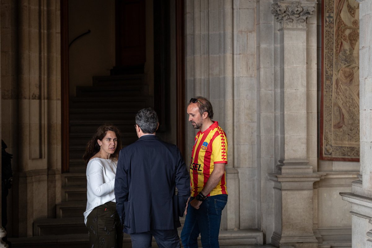 SalvemNarciSala's tweet photo. ✊🏻 Socis del Sant Andreu, presents avui al ple de l'Ajuntament de Barcelona.

🤥 Ens han demanat confiança, però no ens han donat cap solució.

❌ NO confiarem en Collboni, Escudé ni Villanueva fins que no adquireixin un compromís clar amb el Narcís Sala.

#SalvemElNarcísSala https://t.co/b74eUzFl6b