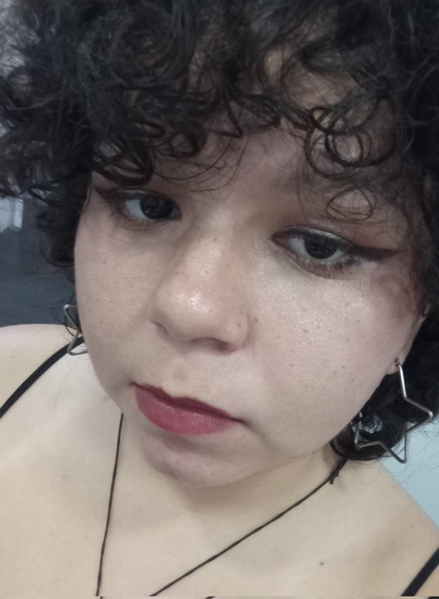 la estética de quiénes? porque el cabello rizado ES estético, la vaina es que quieren seguir la estética europea y nosotros no somos europeos, y eso en sí mismo ES racista.