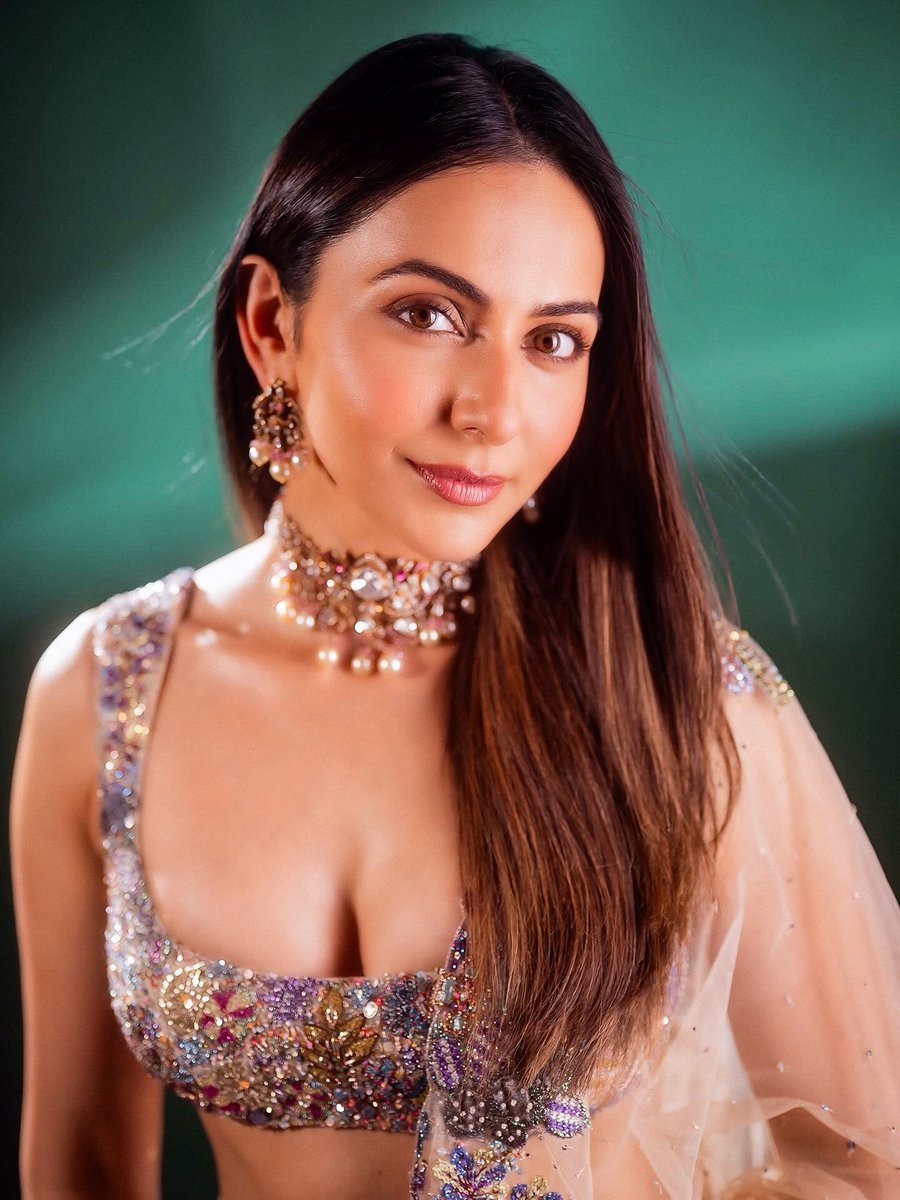 j4muna's tweet image. Good night, my sweet jamuns! 🍯✨🌙 
You owe it to yourself to end the day with good thoughts. Tomorrow is another fresh start no matter what. 🥰 💞 ✨ #GoodNight #RakulPreet