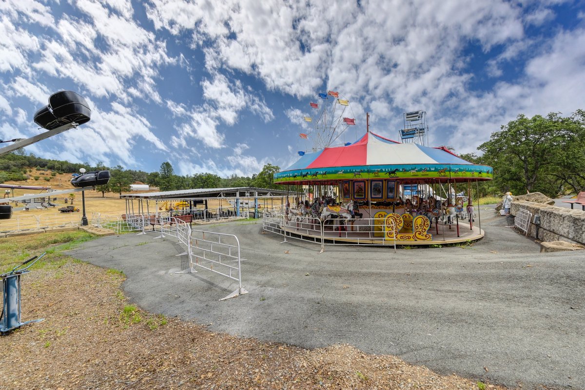 Zillow Gone Wild 🏡 tweet media