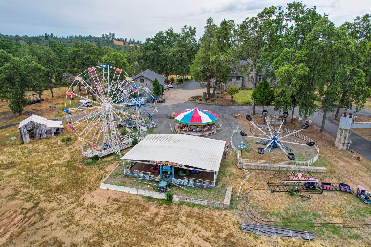 Zillow Gone Wild 🏡 tweet media