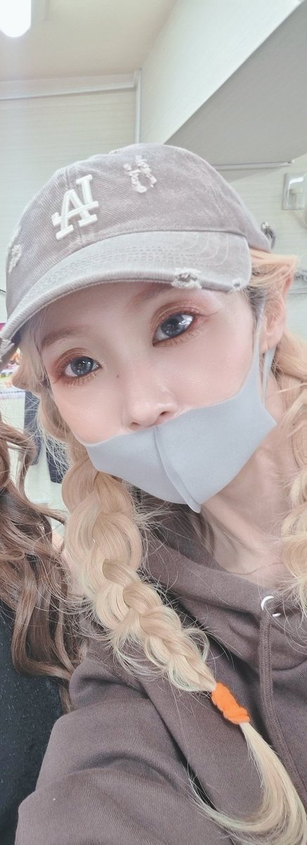 ぼたんろぐあうとー‼️
あしたから2日間、優休を取らせて頂きます🫡✨
あしたは、明後日に備えてやる事いっぱいだ🔥🔥

ちょっと個人的に…
明後日舞鶴行く方でグッズ買うぞって方居ませんかー？
連絡下さい🙇🏻‍♀️
 #優里
 #ゆーりんち
 #舞鶴フェス