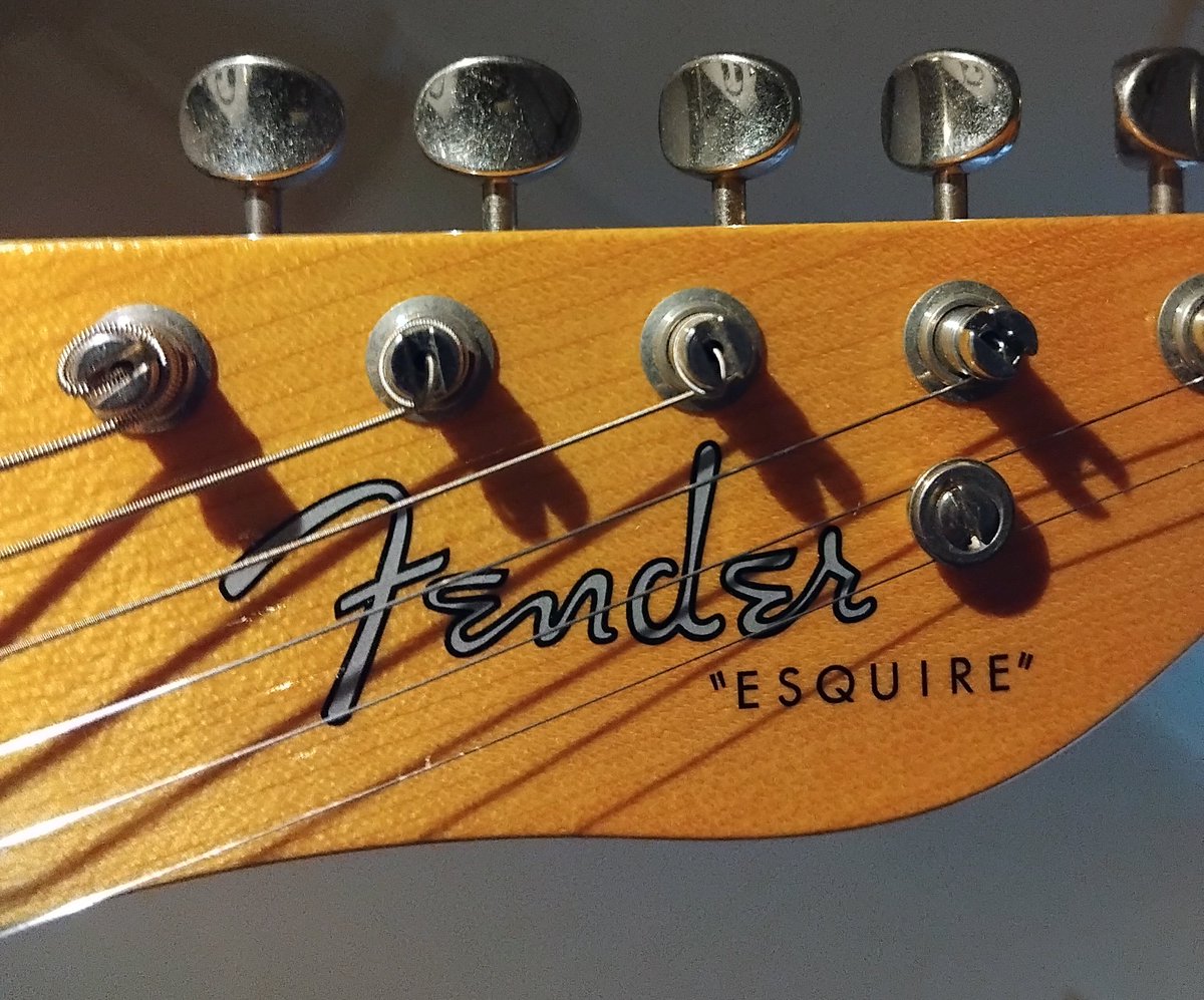 andylmccsix's tweet image. #esquire  #blanca  #guitar Finally,  down to two guitars . And the neck on this is ny favourite 0.97" - 1.00" Nocaster 'U'.