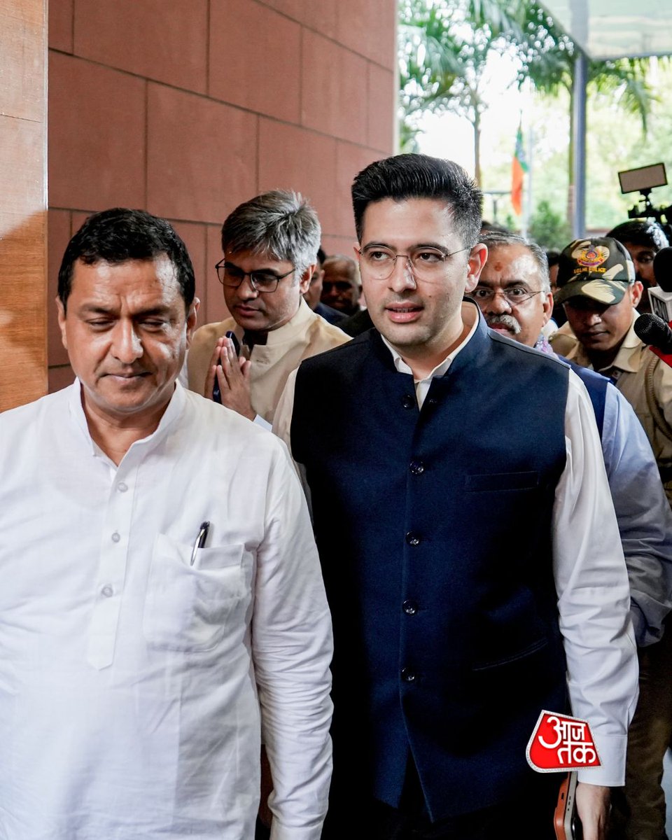 aajtak's tweet image. जब बीजेपी राष्ट्रीय अध्यक्ष नितिन नबीन ने नई दिल्ली स्थित पार्टी मुख्यालय में राज्यसभा सांसद राघव चड्ढा, संदीप पाठक और अशोक मित्तल से मुलाकात की, देखिए तस्वीरें

#NitinNabin #BJP #RajyaSabha #RaghavChadha #SandeepPathak #AshokMittal #ATPhotoBlog #AajTakSocial