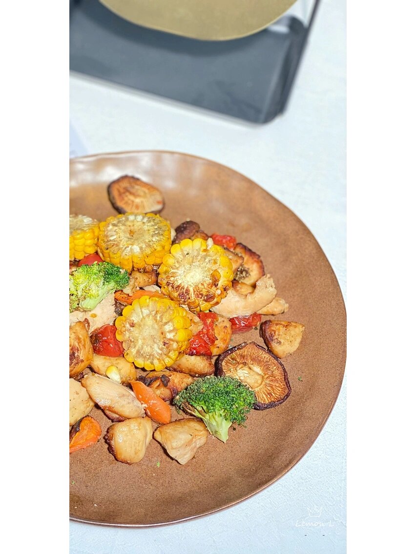 Liwix6's tweet image. "Crush cravings + fuel your day!  Grilled chicken, roasted veggies, quinoa bowl—high protein, fiber, 320kcal. Simple, satisfying, sustainable fat loss. Skip the crash diets—eat smart, feel strong.  #FatLossMeals #EatClean #FitFood"