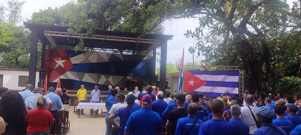 GrupoViajesCuba's tweet photo. 🌟🇨🇺 Hoy en La Cecilia participamos con orgullo y unidad en la jornada por el Primero de Mayo, bajo el lema “La Patria se defiende”. Nuestra fuerza está en la gente y en el futuro de Cuba.  

#1deMayo #TurismoCuba #Unidad https://t.co/IytrbKCuFa