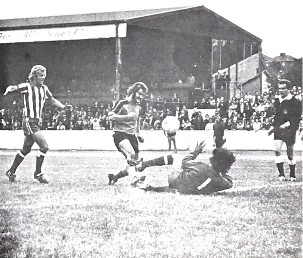 Referee Dennis Smith (Hornchurch) in his first match as a supplementary ref - Newport v Lincoln, August 1975. He was on the full list 1976-1978 - as he only became a linesman in 1973 his whole FL career lasted just 5 seasons, one of the shortest for one who made the full list.