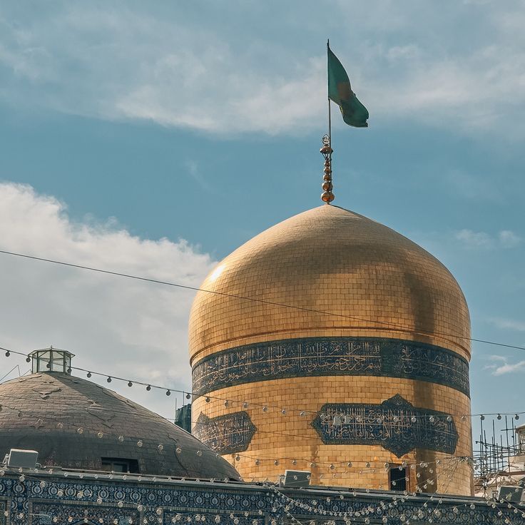 بیایید منصف باشیم…
همه‌چیز را نمی‌شود در سیاست و اقتصاد خلاصه کرد.
یک بخش مهمِ «ادامه دادن»
از همان گنبد طلایی در مشهد می‌آید.
#ایران_امام_رضا #گنبد_طلایی