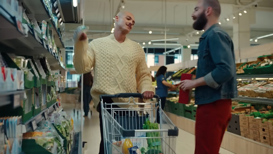 pdiafimisewn's tweet image. 🧵Η νέα διαφήμιση του #lidl #cancel_lidl είναι απ'τις πιο νεοταξίτικες που έχουν υπάρξει.
1) Γελαστά ζευγάρια που χασκογελάνε όταν πάνε στον πάγκο με τ'αγγούρια.