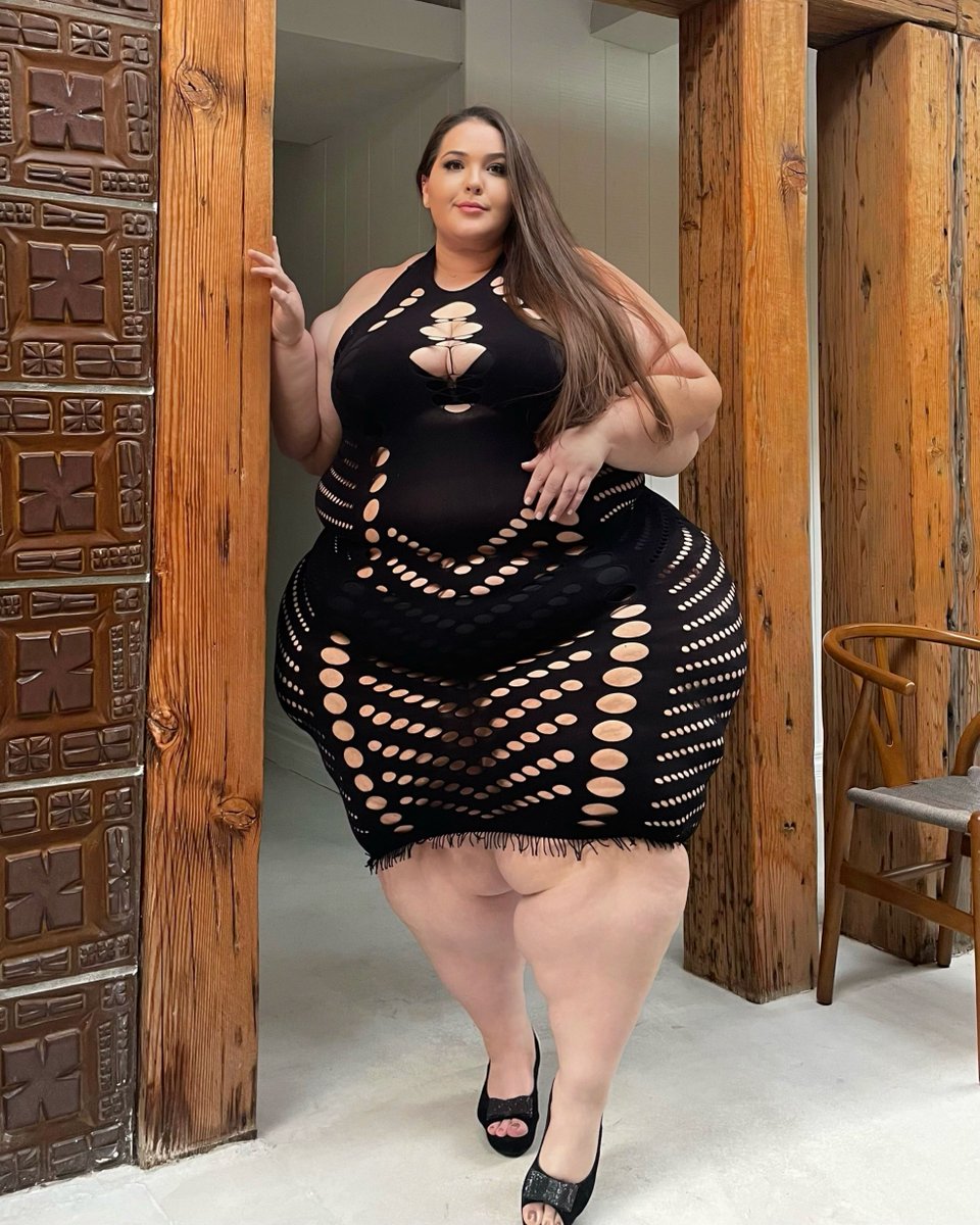 boberryvip's tweet photo. Feeling myself in this dress 🤗 What do you think of it, can you believe it fits me? https://t.co/IOpqO0mX7g