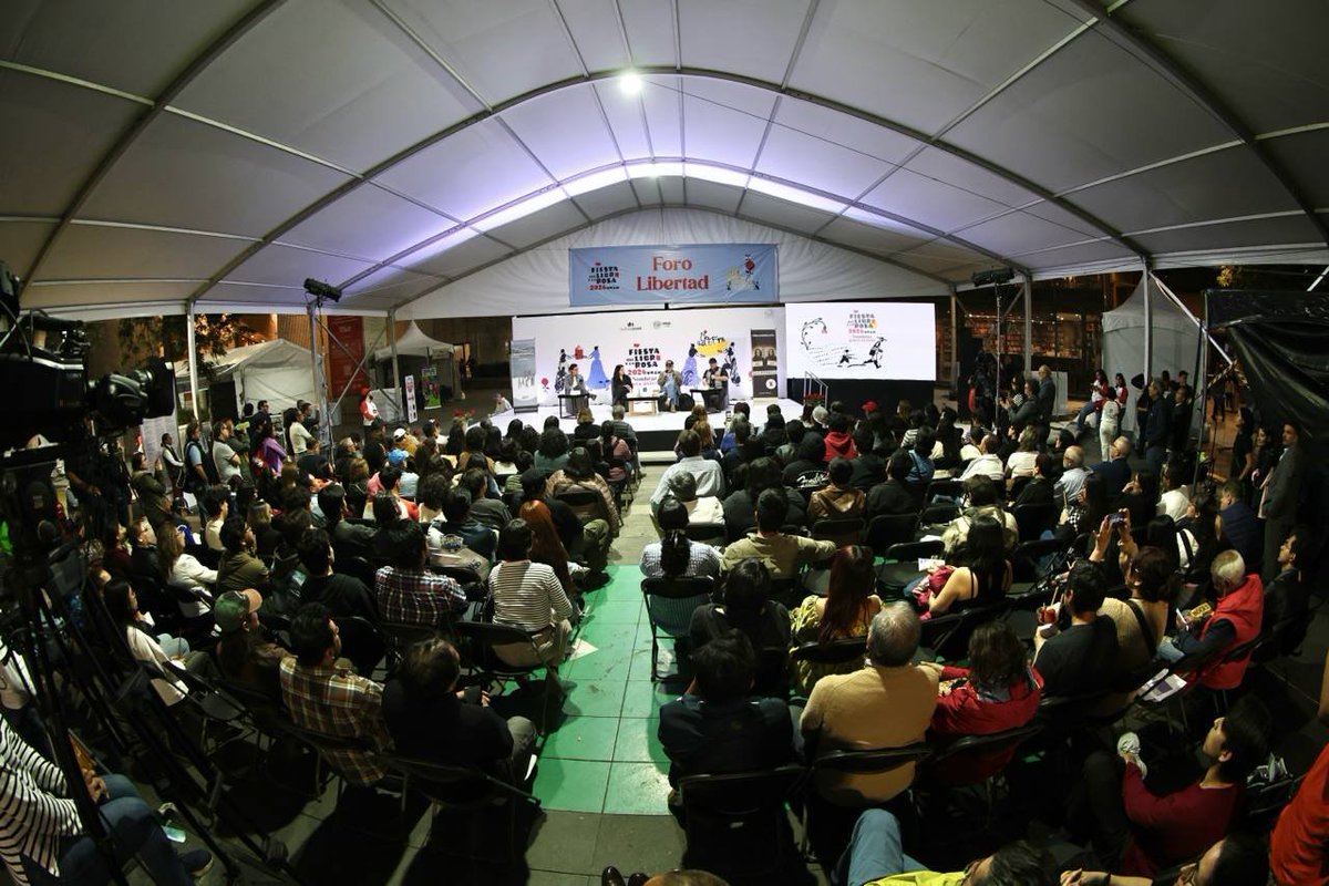 CulturaUNAM's tweet image. ¡Hoy la #FiestaLibroyRosa 📕🌹 está a tope de intensidad: #libros, #música, #teatro y #pensamiento crítico puro y duro! ¡Lánzate al #CCU, que el plan se arma solo!

👀Checa el programa en: fiestadellibroylarosa.unam.mx