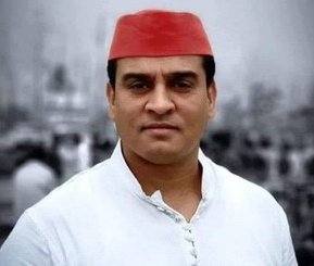 YouthAgnstHate's tweet photo. आज एक झटके में 
Raghav Chada 
Swati Maliwal, 
Harbhajan Singh, 
Sandeep Pathak, 
Ashok Mittal, 
Rajinder Gupta 
Vikram Sahney

आम आदमी पार्टी को धोखा देकर 
देश की सबसे अमीर पार्टी BJP में शामिल हो गये 

जबकि दूसरी तरफ 

छविनाथ यादव 
गुलशन यादव 
आजम खान
अब्दुल्ला आजम 
रमाकांत यादव 
गायत्री प्रजापति 
राम आसरे विश्वकर्मा 
हाजी इरफान सोलंकी 

ढेरों फर्जी मुकदमे 
उत्पीड़न 
सहकर भी समाजवादी पार्टी के साथ खड़े हैं 

समाजवादी पार्टी गरीब सही 
लेकिन विचारधारा से मजबूत पार्टी है
