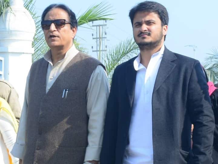 YouthAgnstHate's tweet photo. आज एक झटके में 
Raghav Chada 
Swati Maliwal, 
Harbhajan Singh, 
Sandeep Pathak, 
Ashok Mittal, 
Rajinder Gupta 
Vikram Sahney

आम आदमी पार्टी को धोखा देकर 
देश की सबसे अमीर पार्टी BJP में शामिल हो गये 

जबकि दूसरी तरफ 

छविनाथ यादव 
गुलशन यादव 
आजम खान
अब्दुल्ला आजम 
रमाकांत यादव 
गायत्री प्रजापति 
राम आसरे विश्वकर्मा 
हाजी इरफान सोलंकी 

ढेरों फर्जी मुकदमे 
उत्पीड़न 
सहकर भी समाजवादी पार्टी के साथ खड़े हैं 

समाजवादी पार्टी गरीब सही 
लेकिन विचारधारा से मजबूत पार्टी है