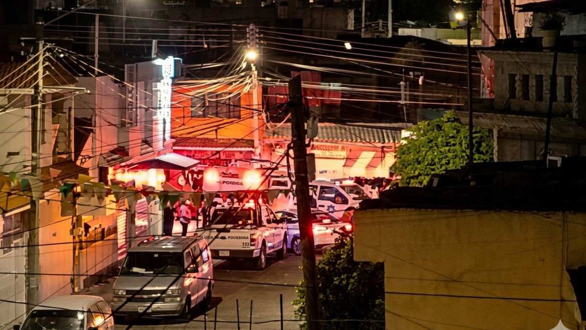 ALunaSilva's tweet image. 🚨 Sujetos arrojaron bomba molotov a una miscelánea y mataron a balazos a una joven en la colonia Lomas 5 de Mayo, en #Puebla. Los padres de la víctima resultaron con quemaduras y fueron hospitalizados.

@Pueblaonline 
@CronicaPuebla_