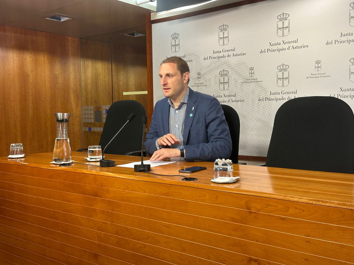 FOROAsturias's tweet photo. ❌@AdrianPumares acusa al Gobierno de @AdrianBarbon de “mentir y buscar falsos pretextos jurídicos para no ayudar a las familias de las víctimas del accidente de #Cerredo”. #indemnizaciones

👉Recuerda que el Estado sí ha aprobado anticipos indemnizatorios para las víctimas de los accidentes ferroviarios de Adamuz y Gélida y exige al Principado la misma voluntad política.

📎https://t.co/1jjOJIiypW