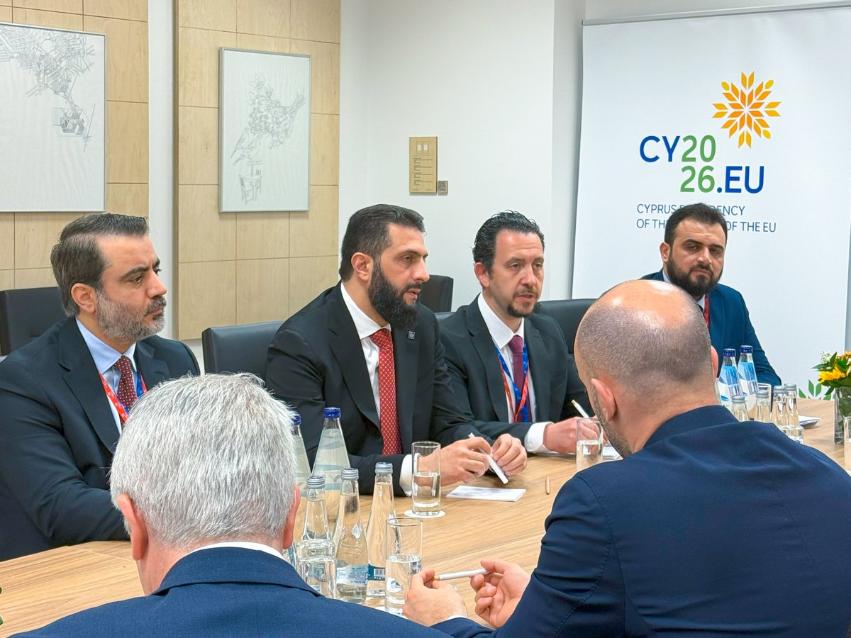 SyPresidency's tweet photo. التقى السيد الرئيس أحمد الشرع رئيس الجمهورية الفرنسية إيمانويل ماكرون، بحضور وزير الخارجية والمغتربين أسعد الشيباني، وذلك على هامش الاجتماع غير الرسمي للاتحاد الأوروبي والشركاء الإقليميين في العاصمة القبرصية نيقوسيا.

#رئاسة_الجمهورية_العربية_السورية https://t.co/s0mM42Hj7P