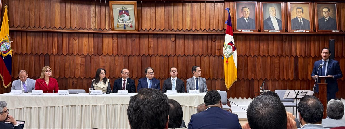 RecadeEcuador's tweet photo. 📣El Dr. Leonel Fuentes Sáenz de Viteri, presidente de Recade inaugura el IX Encuentro de Carreras de Derecho del #Ecuador. Contó con la bienvenida del Dr. Juan Peña Decano de Jurisprudencia y Dra. Eulalia Calle Rectora (s) @udecuenca, acompaña en mesa directiva autoridades✍️ https://t.co/bXJRIG2Z7N