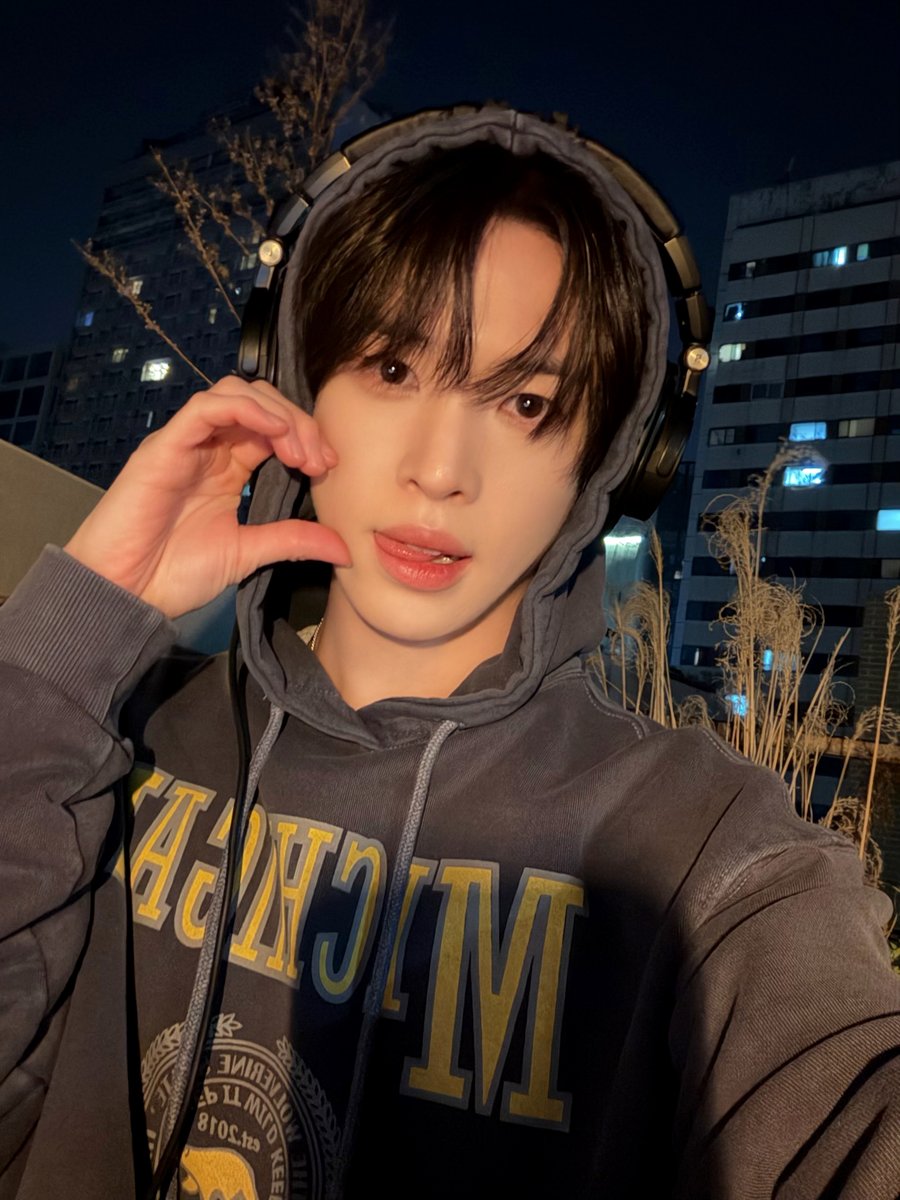 [📸]
ALLEN 앨런 'DAISIES' Cover
⠀
Throwin' petals like...🌸
"LUVITY, love me or not?"❤️🎧
⠀
#CRAVITY #크래비티
#앨런 #ALLEN
#C_Plus
#HAPPYALLENDAY