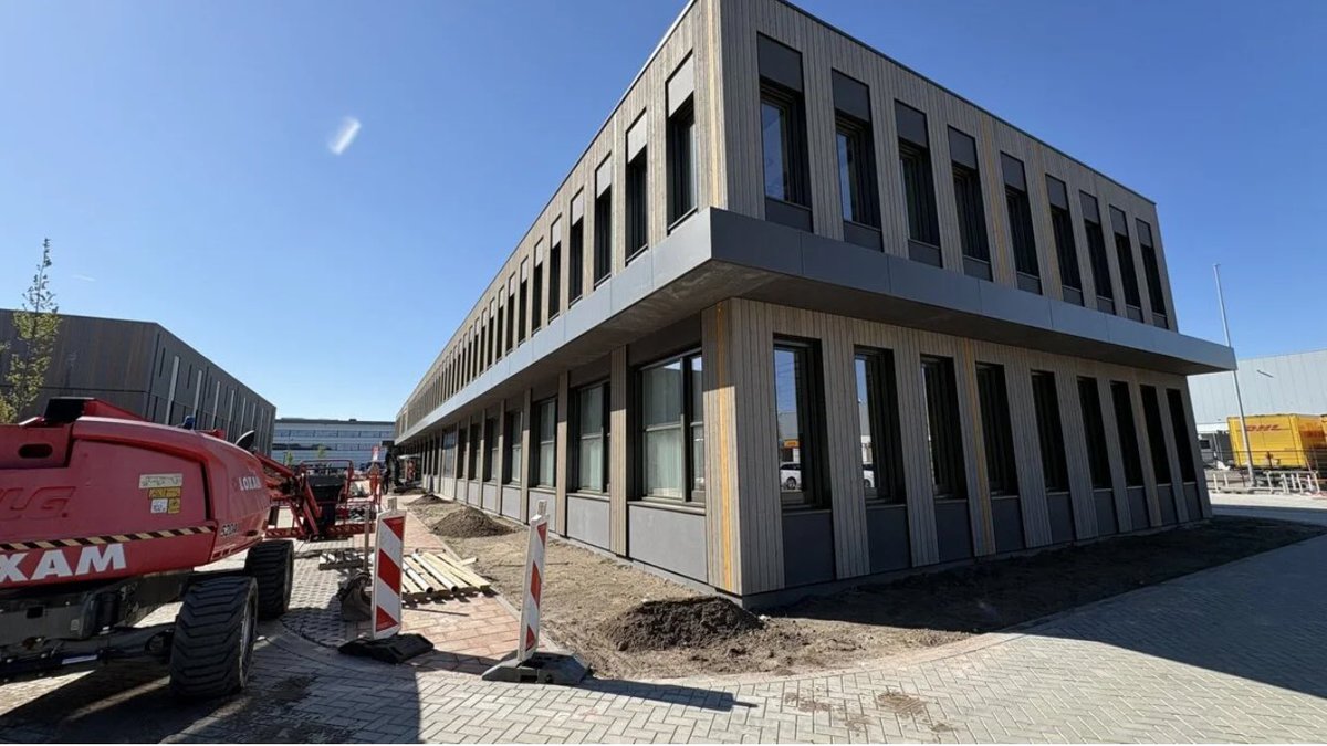 Carina25645549's tweet image. Gloednieuw azc in Dordrecht klaar voor opvang, totaal 580 asielzoekers krijgen vanaf  de eerst 200, 1 mei de sleutel van hun nieuwe woning krijgen. De vluchtelingen worden opgevangen in een gloednieuw complex aan de Burgemeester v/d Dussenstraat Dordrecht
rtvdordrecht.nl/nieuws/gloedni…